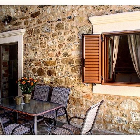M&M Stone-Village House-Family-Vintage ลินดอส ภายนอก รูปภาพ